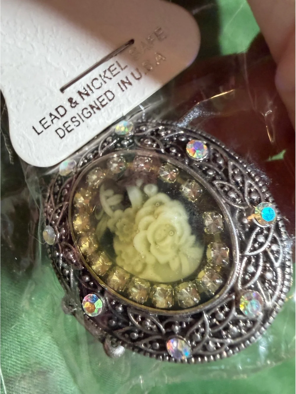 Vintage-Inspired Cameo ring with Rhinestone Accents - Lead